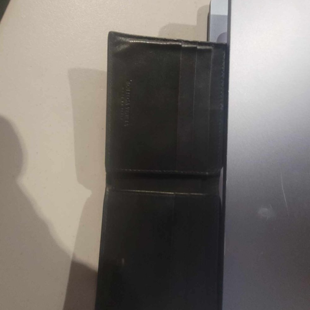 i am looking to sell a (bottega veneta)Cassette bi-fold wallet